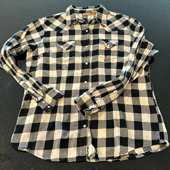 Wrangler Tops - WRANGLER 100% Cotton Black and Tan Flannel Shirt with pearl snaps Size Large